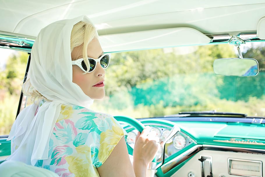 mujer, vistiendo, negro, gafas de sol, blanco, marcos, vintage 1950, mujer bonita, auto antiguo, 1955 montclair