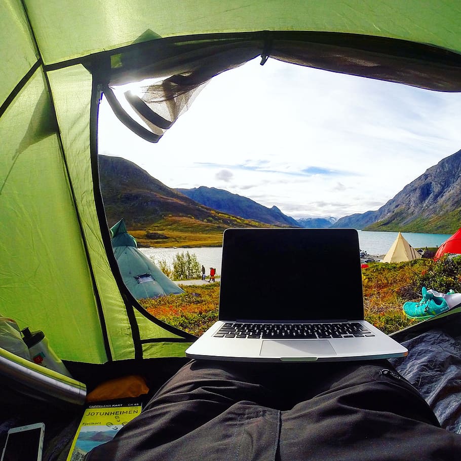 맥북, 프로, 사람, 무릎, 캠핑, 집 밖의, 여행, 모험, 텐트, 휴대용 퍼스널 컴퓨터