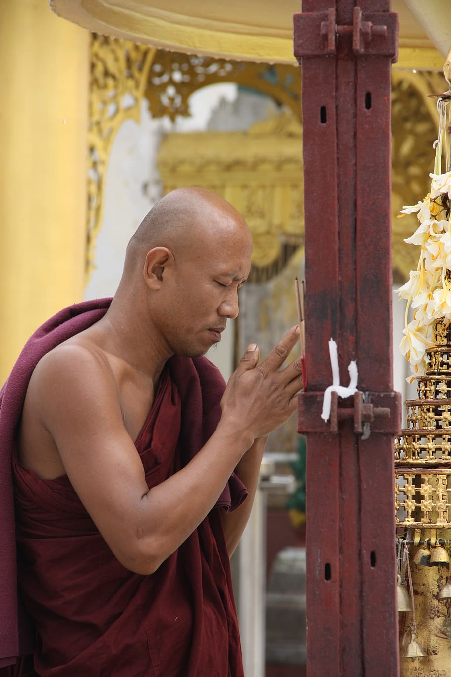 Monjes de myanmar, shwedagon, rangoon, pagoda dorada, rezando, personas reales, una persona, hombres, enfoque en primer plano, día