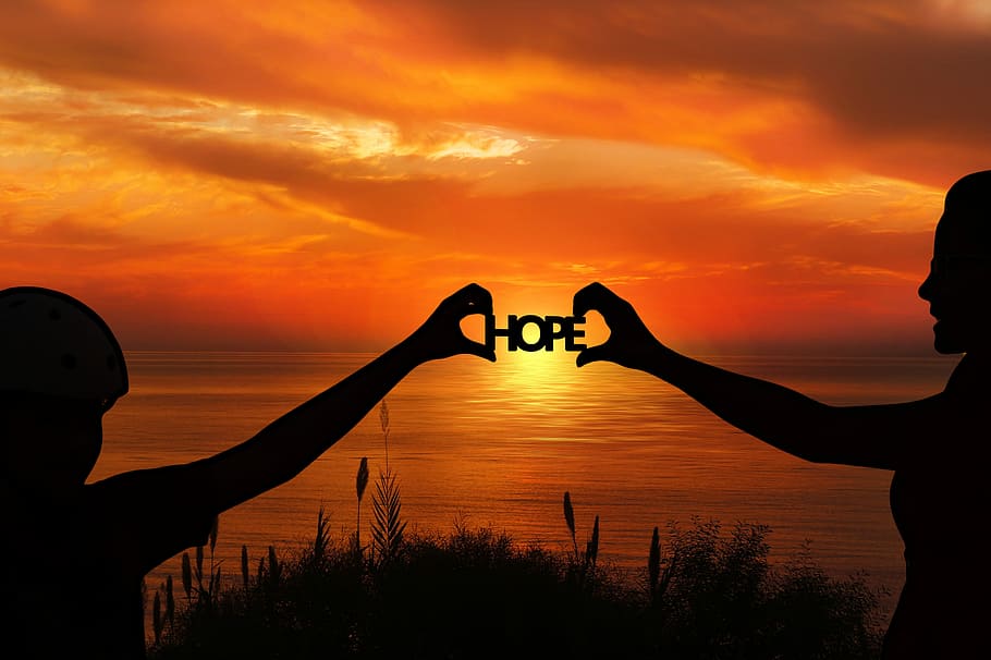 silueta, personas, sosteniendo, logotipo de esperanza, puesta de sol, esperanza, hacia adelante, religión, fe, madre