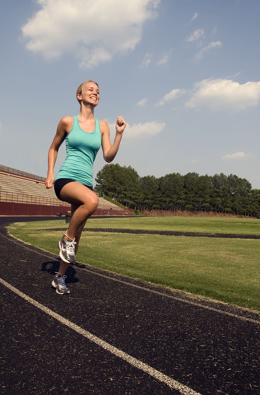 mujeres, azul, tanque, superior, corriendo, atletismo, durante el día, corredor, entrenamiento, trote de piernas altas
