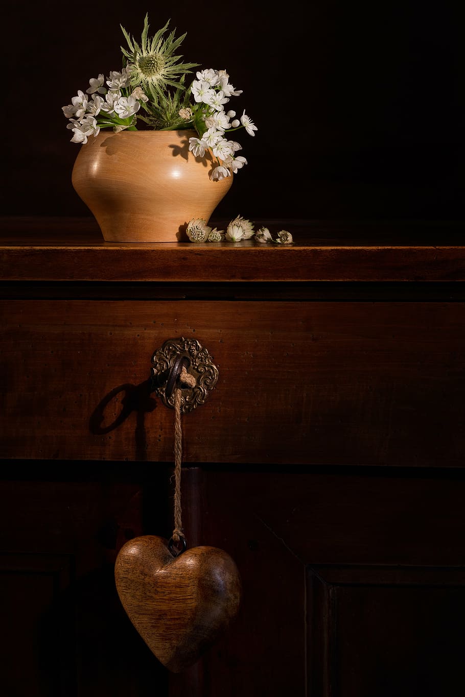 green, leafed, plant, brown, vase, top, wooden, table, still lifes, still life