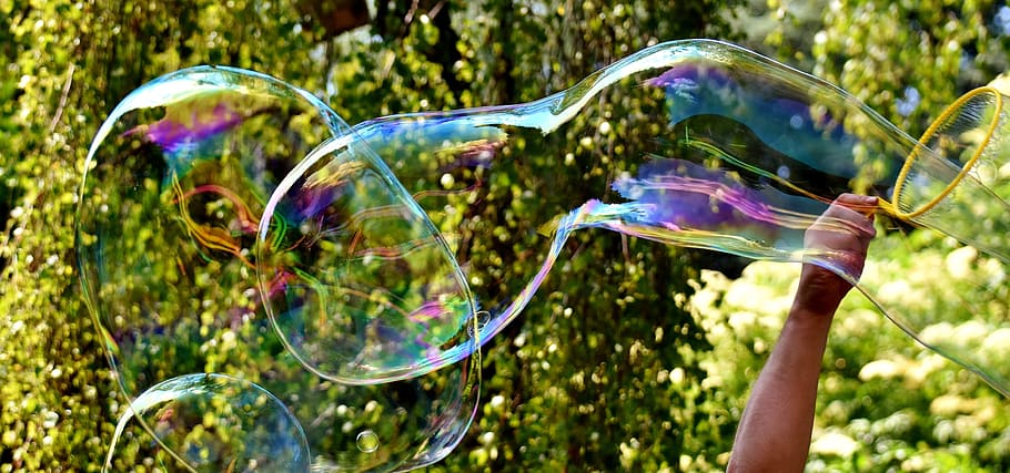 Burbuja de jabón, enorme, grande, hacer pompas de jabón, wabbelig, iridiscente, agua jabonosa, diversión, volar, colorido