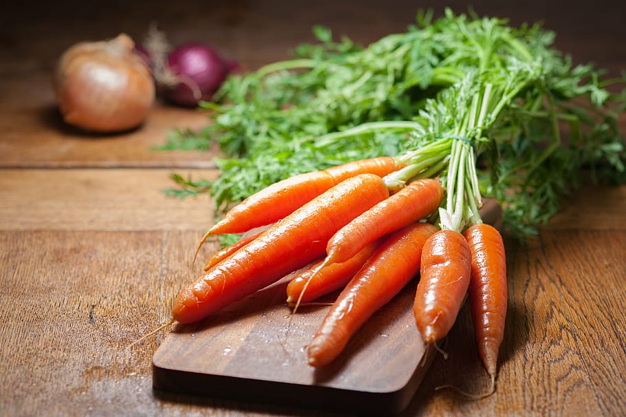 shallow, focus photo, bunch, carrots, table, onion, fresh, crops, vegetables, wood