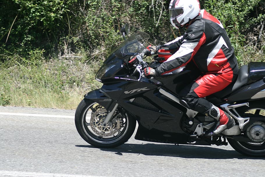 moto, motorcyclist, biker, transportation, mode of transportation, motorcycle, helmet, road, riding, ride