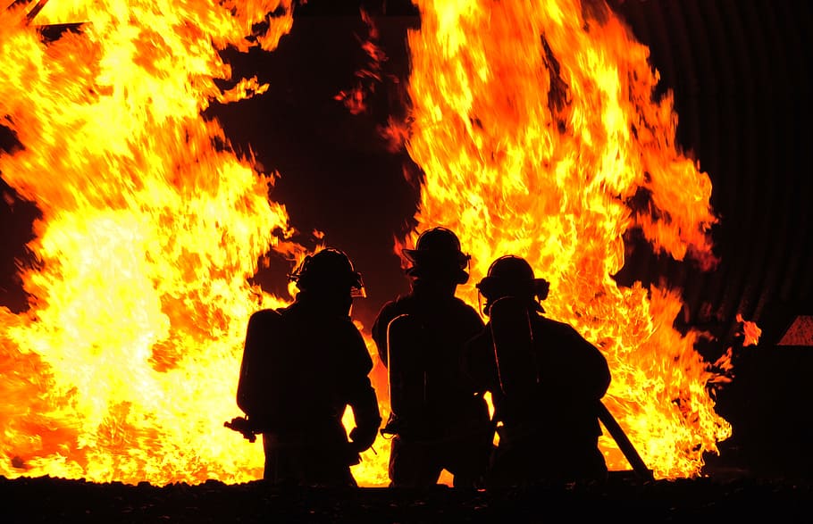 silueta, hombres, fuego, bomberos, demostración, fuego controlado, lucha, calor, llamas, extinguir