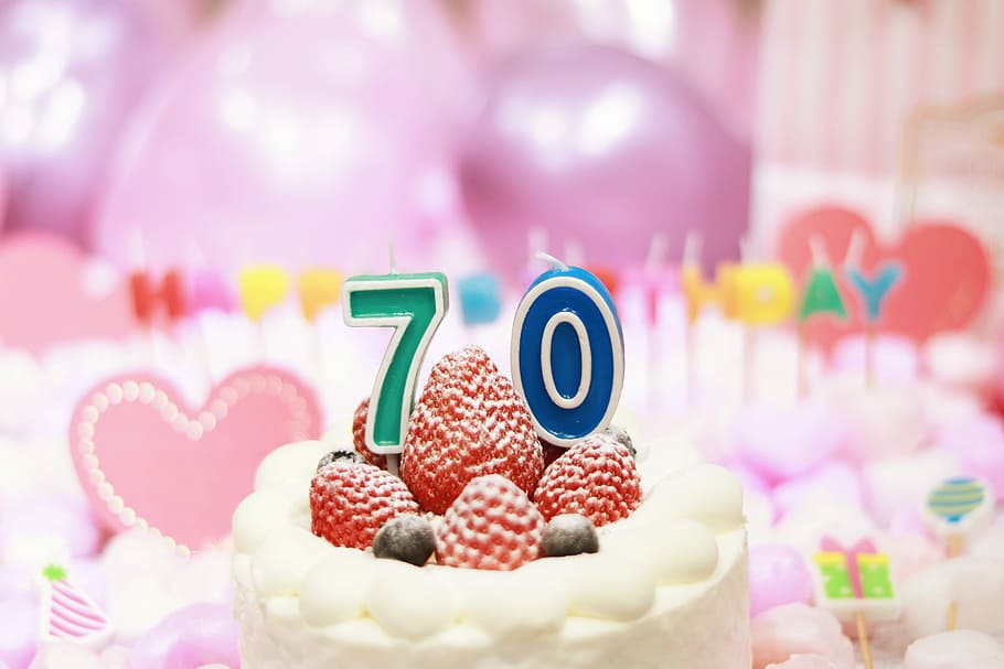 branco, vermelho, morango, topo, 70, festa de aniversário, Bolo, em cima, aniversário, celebração