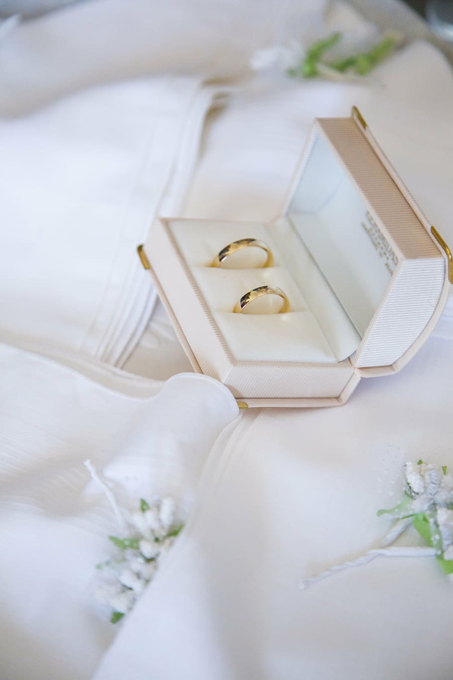 two, gold-colored rings, box, vera, wedding rings, gold, ring, marriage, whites, decoration