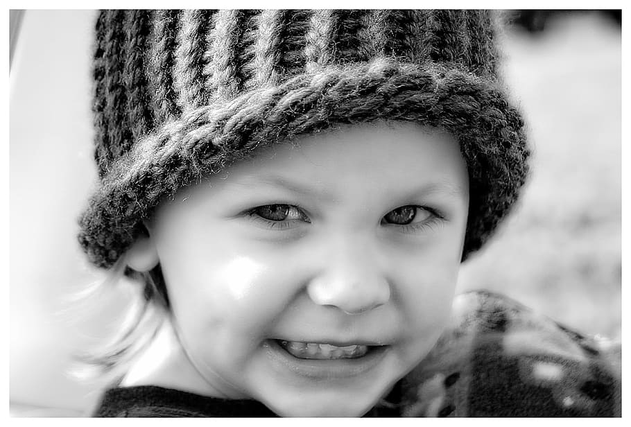 fotografía en escala de grises, niño, vistiendo, tejer, gorra, bebé, sombrero, retrato, infantil, cara