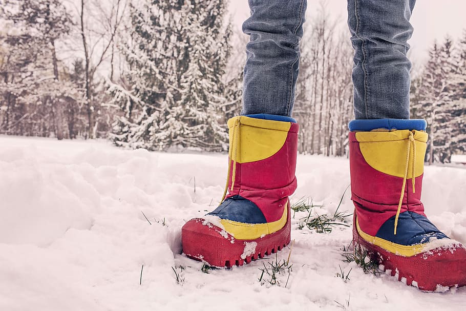pessoa, vestindo, botas de neve, vermelho e amarelo, vermelho, amarelo, pessoas, natureza, preguiçoso, botas