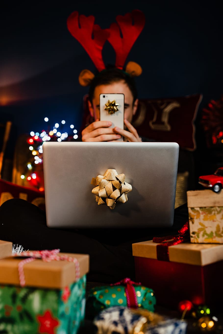 navidad, regalos, hombre, diciembre, guapo, teléfono inteligente, tecnología inalámbrica, temas de fotografía, conexión, interiores