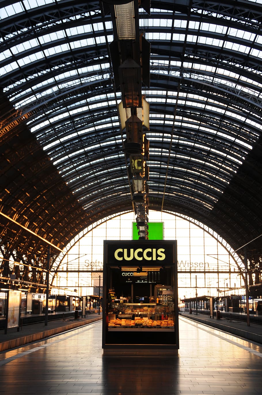 Concourse, Kiosk, Frankfurt, estación de ferrocarril, deutsche bahn, tren, arquitectura, transporte, interiores, iluminado