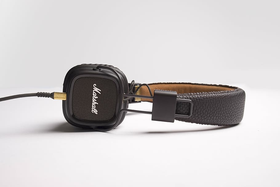 headphone marshall hitam, hitam, marshall, dijalin dgn tali, headphone, headset, musik, speaker, latar belakang putih, objek tunggal
