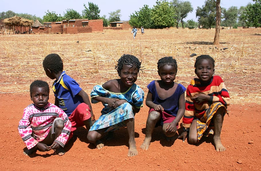 cinco, crianças, sentado, areia, áfrica, nanoro, africano cultura, pessoas, criança, pobreza