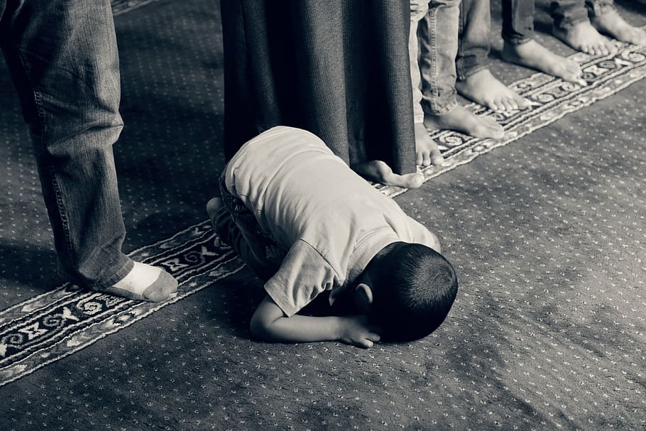 chico, camiseta, rezando, niño, musulmán, islam, fe, religioso, oración, espiritual