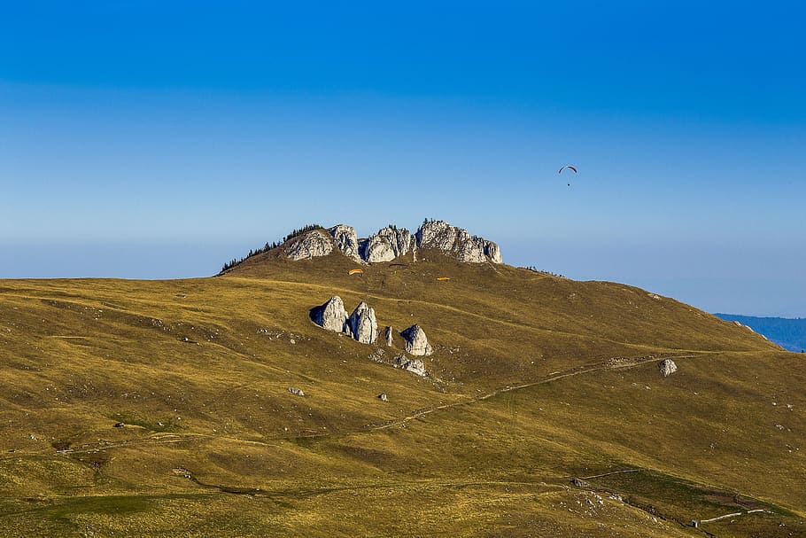 gris, formación rocosa, azul, cielo, día, montaña, rarau, bucovina rumania, naturaleza, paisaje