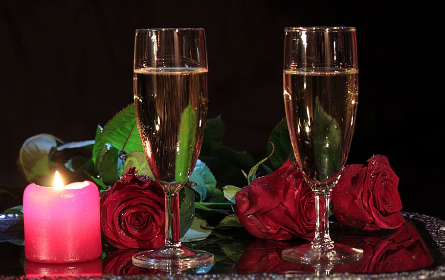 dois, claro, taças de champagne, ao lado, vermelho, rosa, flores, superfície de vidro, vela, champanhe