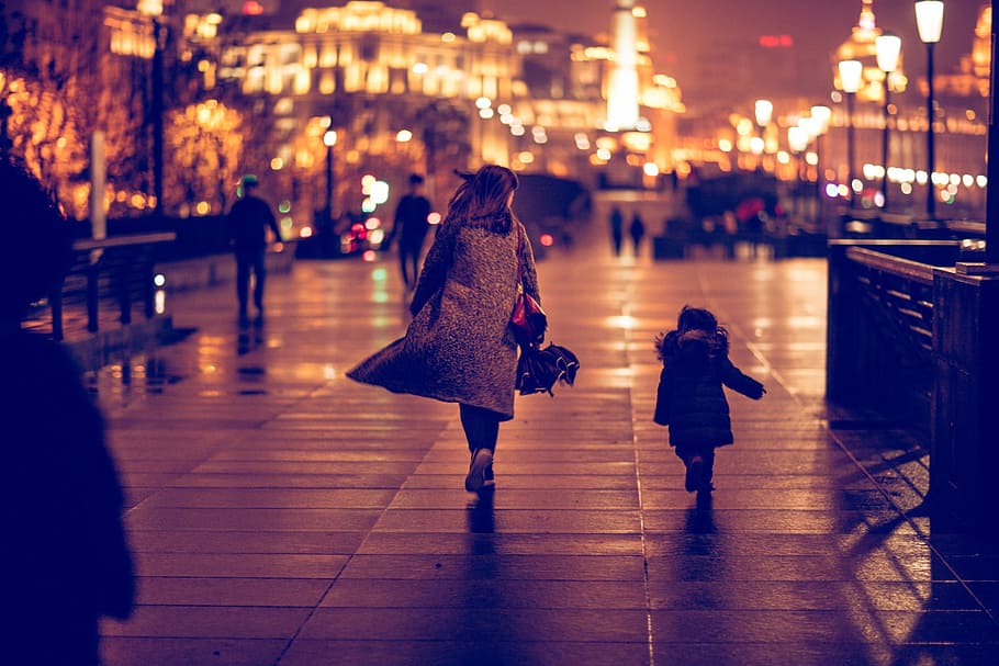wanita, berjalan, jalan, di samping, anak, malam, The Bund, Shanghai, Ayah, orang-orang