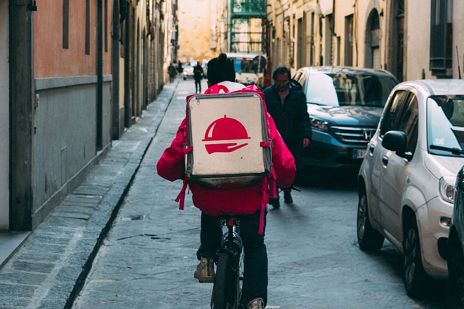 hombre, equitación, bicicleta, calle, durante el día, foodora, entrega, caja, entrega de alimentos, tráfico