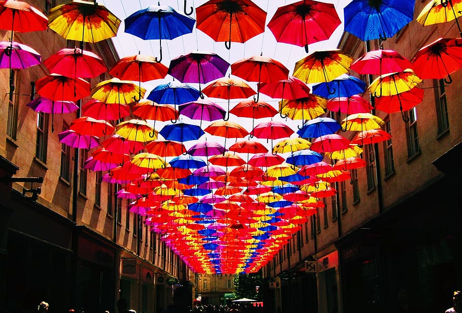 decoraciones paraguas multicolores, multicolor, colgante, decoración, gran grupo de objetos, equipo de iluminación, mercado, variación, elección, en fila