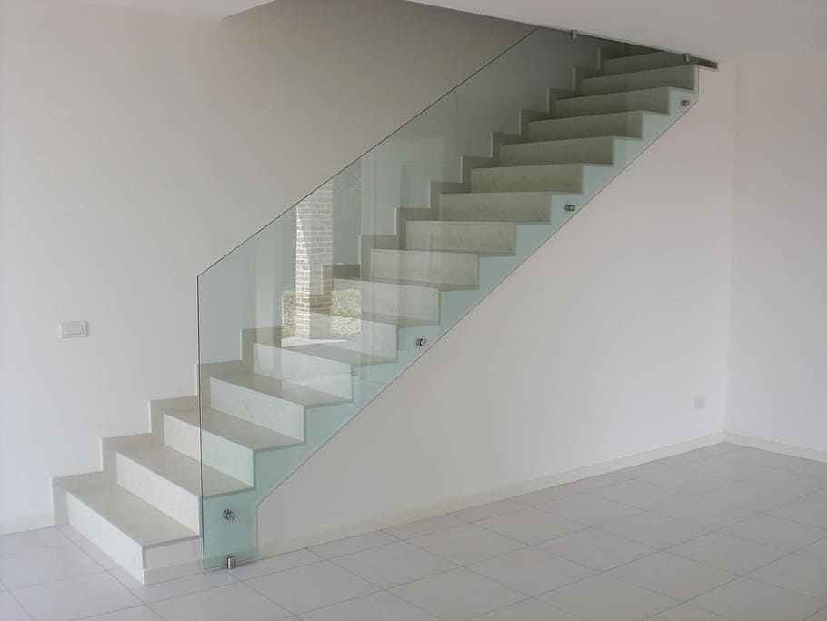 ガラスの壁, スケール, 強化ガラス, 階段, 階段と階段, 連続, 白色, 手すり, 屋内, 建築