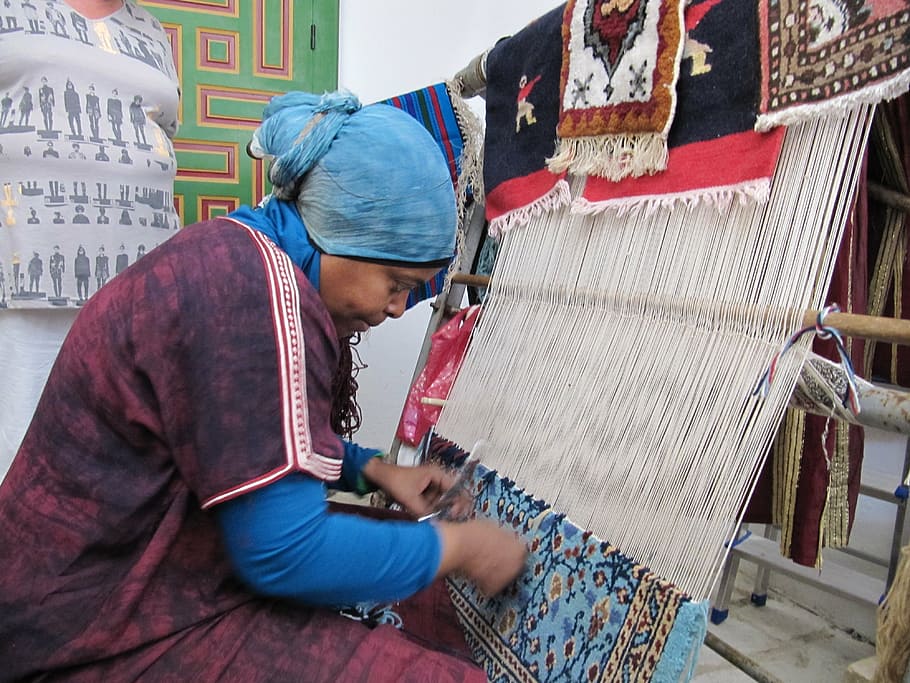 woman, carpet, tying, hand labor, weaver, arbeiterinportrait, teppichknuepferin, camel wool, one person, real people