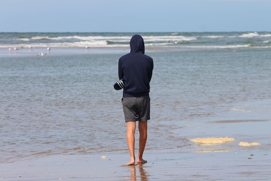 chico, hombre, joven, playa, mar, caminar, solitario, soledad, correr, reflexivo