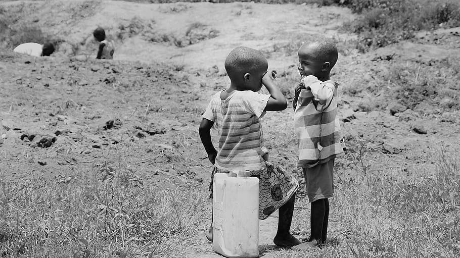foto en escala de grises, niño, sentado, recipiente de plástico, limpieza, ojo, niños de uganda, niños, uganda, áfrica