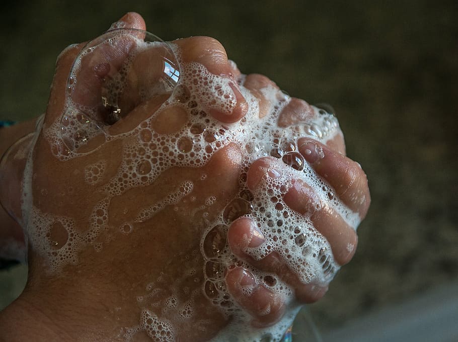mano con jabón, manos, jabón, burbujas, higiene, lavado, agua, primer plano, limpieza, parte del cuerpo humano