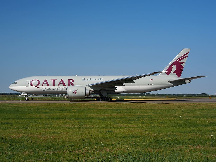 putih, merah, pesawat kargo qatar, bandara, saluran udara qatar, kargo, boeing 777, pesawat, penerbangan, transportasi