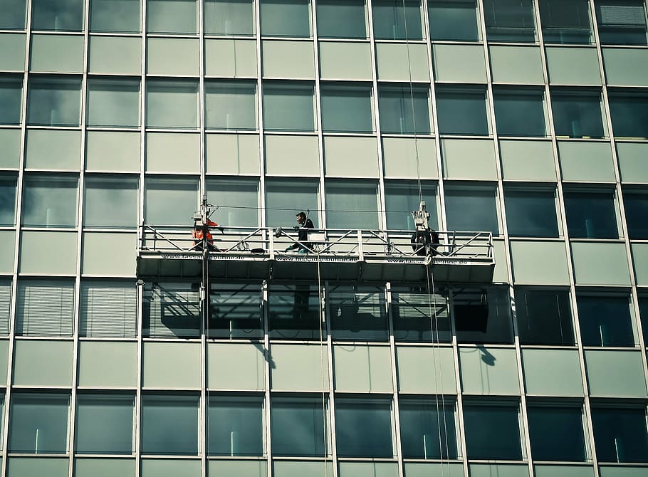 três, homens, trabalhando, vidro, construção, durante o dia, fachada, janela, limpador de janelas, arquitetura
