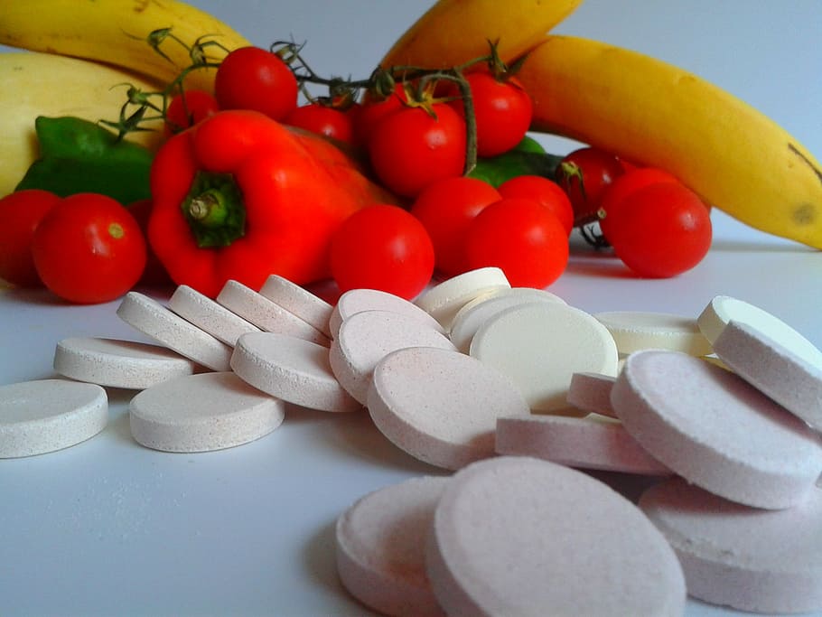 tomates, pimientos maduros, plátanos, vitaminas, tabletas, curación, farmacia, date un capricho, medicamentos, vegetales