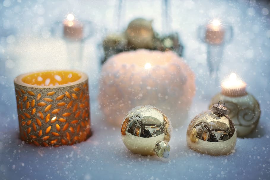 茶色のろうそくの燭台, 雪に覆われた静物, クリスマス, 冬, 装飾, 休日, 寒さ, 華やかな, シーン, 雰囲気