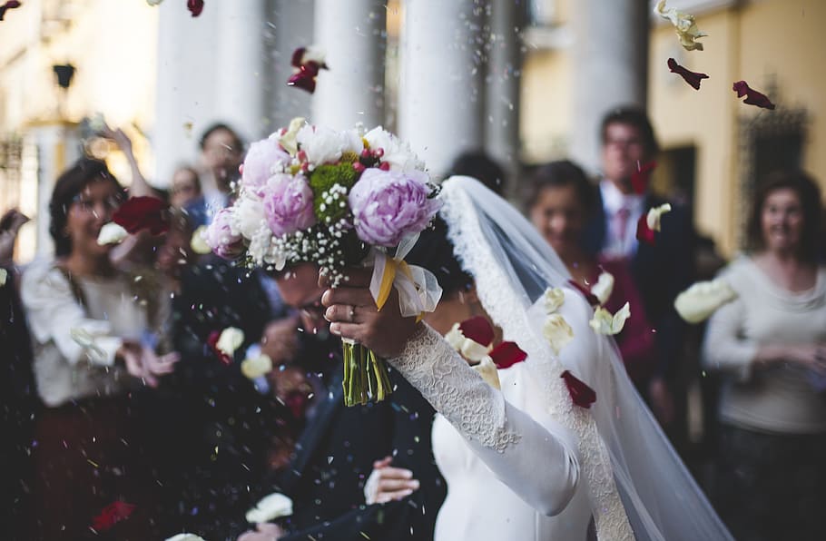 wanita, mengenakan, gaun pengantin, memegang, buket bunga, mekar, buket, pengantin, upacara, pasangan