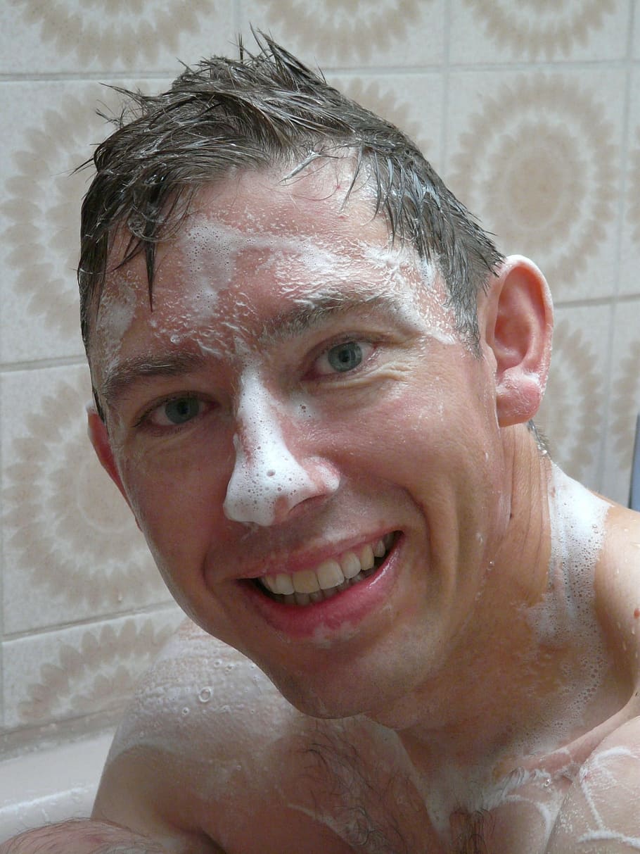 hombre sonriente, nadar, lavar, ducha, cara, jabón, espuma, limpiar, divertido, espuma de baño