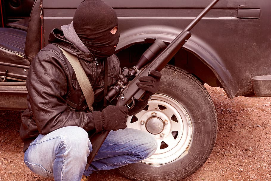 homem, sentado, ao lado, carro, exploração, rifle, criminoso, terrorista, armas, balaclava