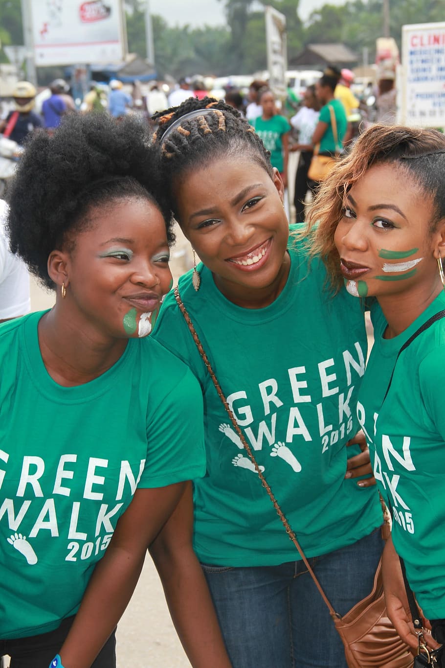 Jovens, Meninas, Sorriso, Nigerianos, Cotonou, caminhada verde, rosto feliz, alegre, em pé, vista frontal