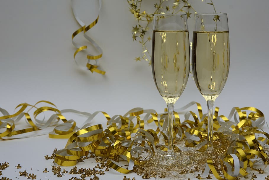 dois, taças para flauta, licor, véspera de ano novo, cumprimentos de ano novo, champanhe, ano novo, confinamento, bebida, álcool