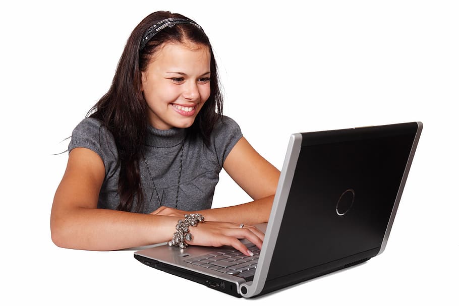 Mujer, gris, camisa, sonriendo, usando, negro, computadora portátil, hermosa, negocios, computadora