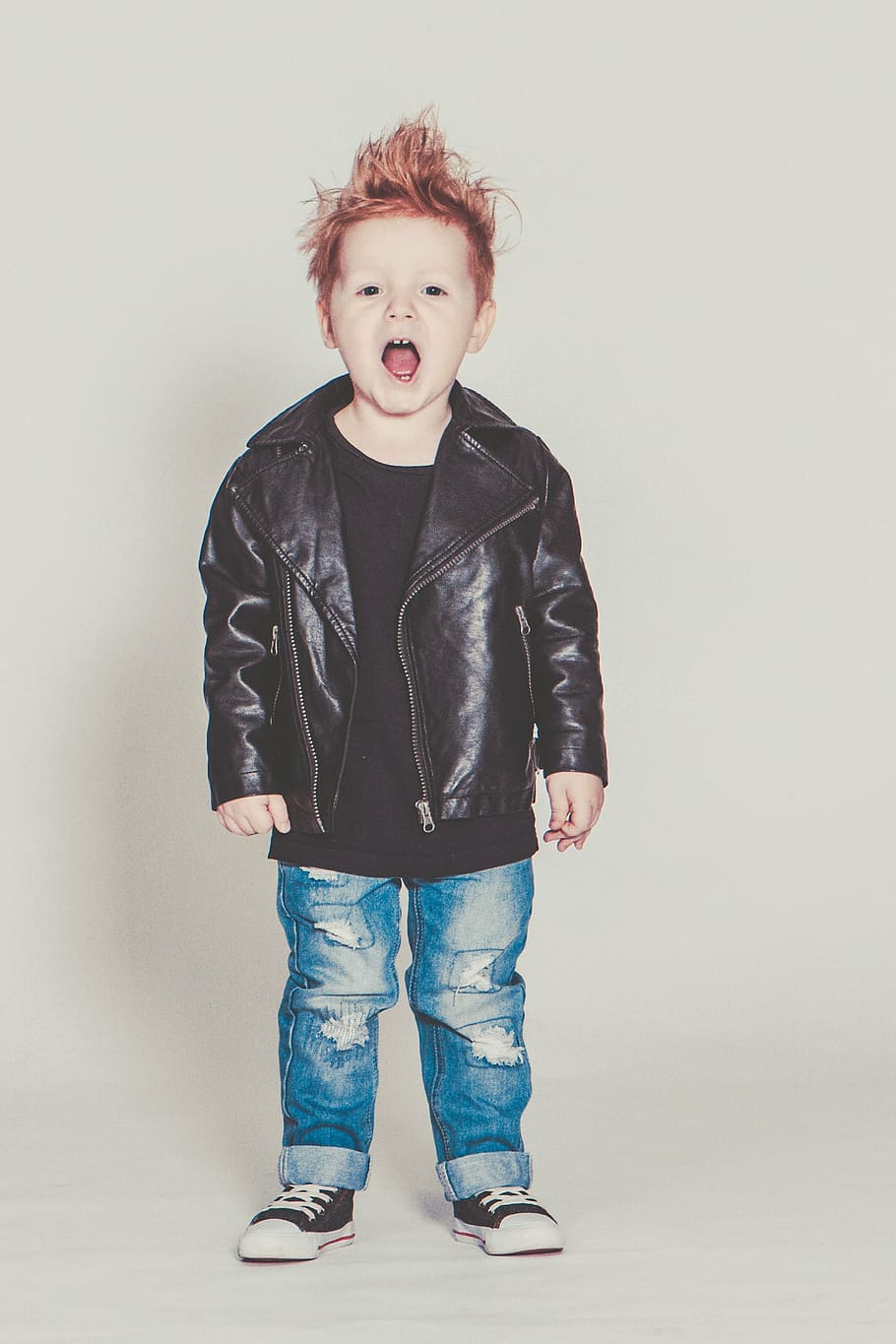 abertura de menino, boca, bebê, perfecto, rocha, punk, jaqueta de couro, menino, modelo, jeans