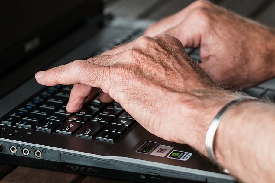 Perosn digitando, mãos, velho, digitando, computador portátil, Internet, trabalhando, escritor, pessoa idosa, idosos
