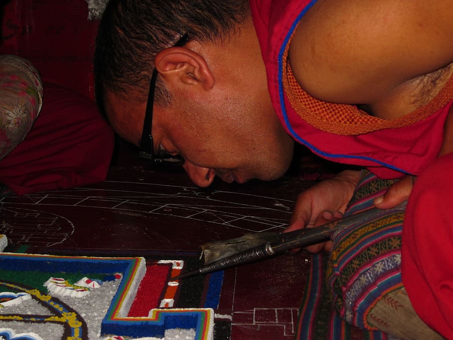 preparación, monje, mandala, monje preparación de mandala, monasterio spituk, preparación de mandala, pintura, pintor, artista, trabajo