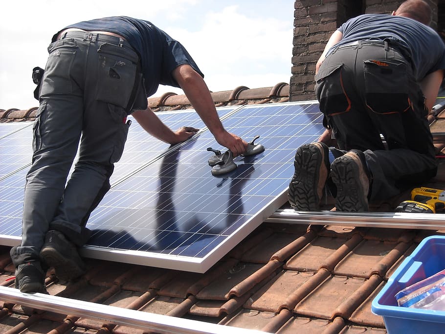 homem, colocando, solar, placa do painel, telhado, dia, painéis solares, colocação, energia verde, cobertura
