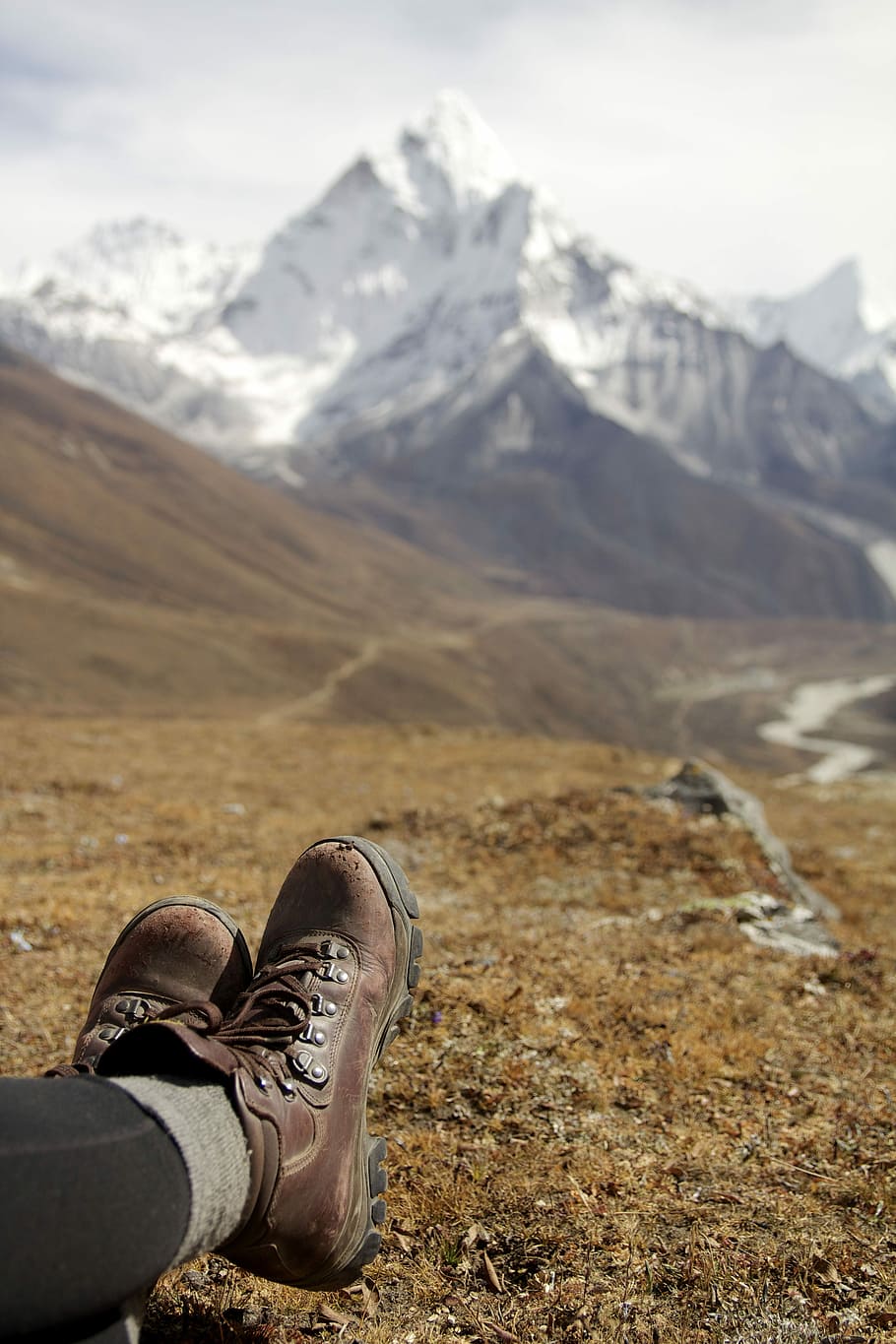 depth, field photography, person, wearing, brown, leather, hiking, boots, front, mountains