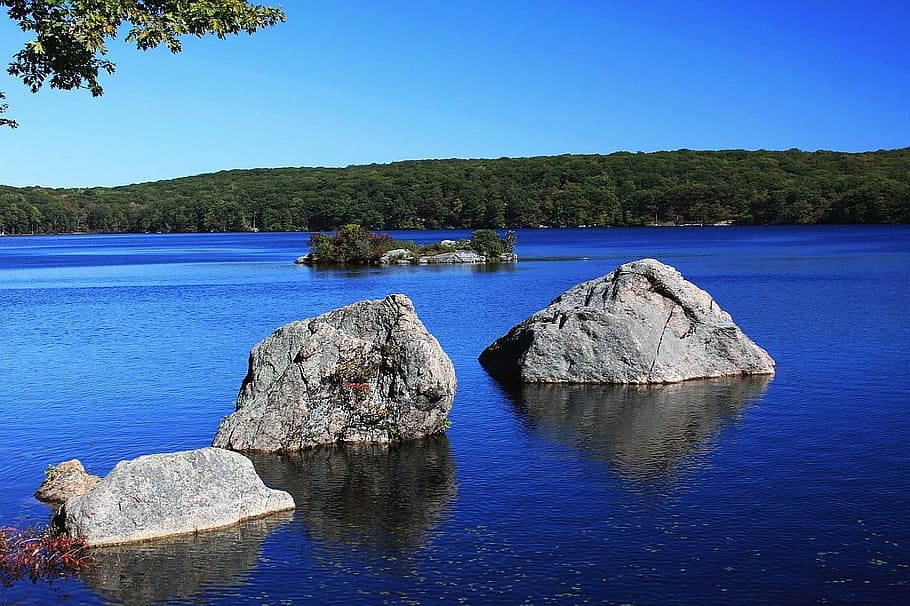 Большой камень озера. Остров на озере. Blue Lake камень. Камень jpg. Остров в озере на острове в озере на острове.