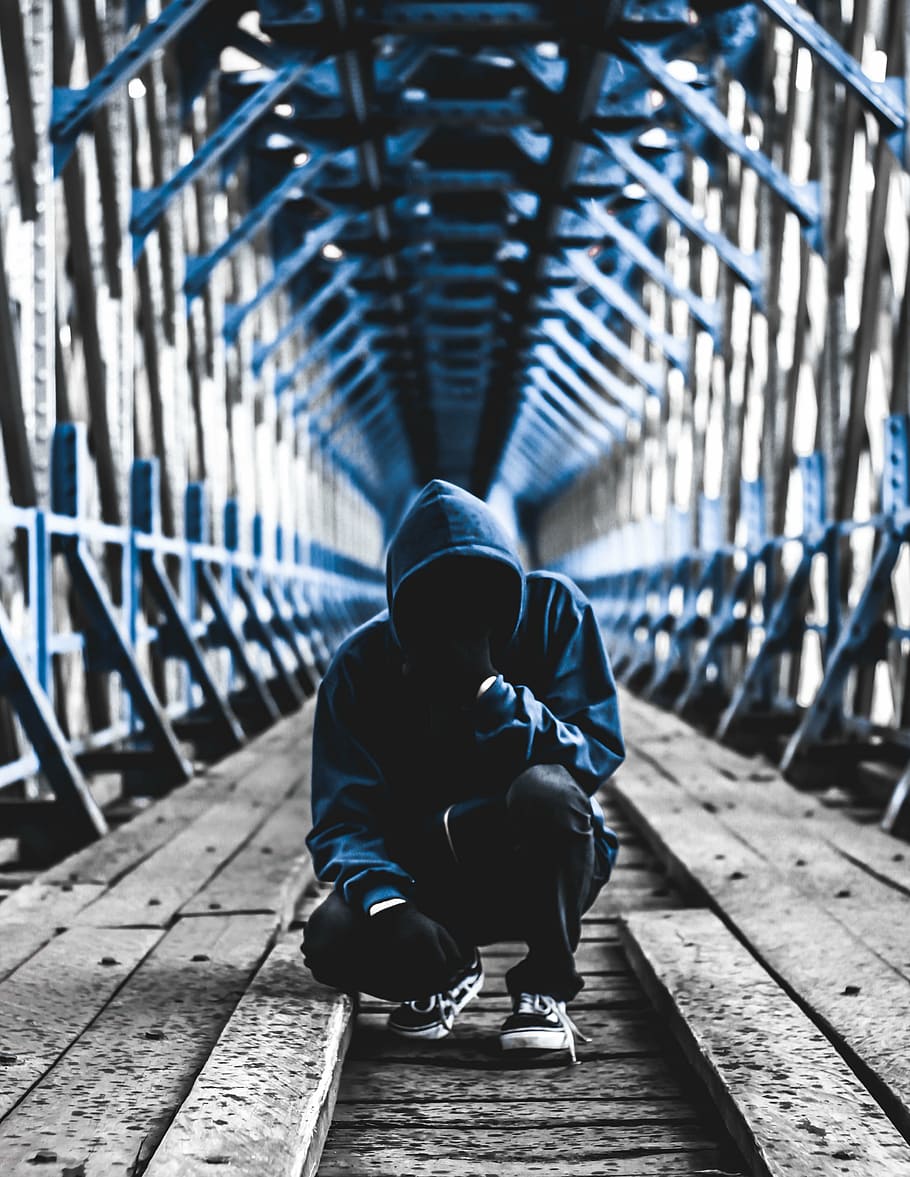 hombre, vistiendo, azul, sudadera con capucha, negro, pantalones, fotografía de puente, urbano, anónimo, invisible