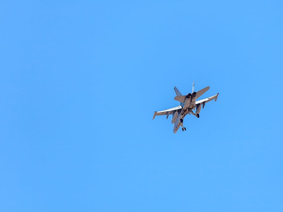 jet, mcdonnell douglas, fa-18 hornet, pesawat tempur dan serang, pendaratan jet, biru, terbang, langit, langit cerah, kendaraan udara