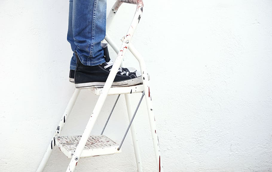 persona, en pie, marco de la escalera, escalera, pintor, pintura, trabajador, fondo blanco, hágalo usted mismo, pared - Característica del edificio