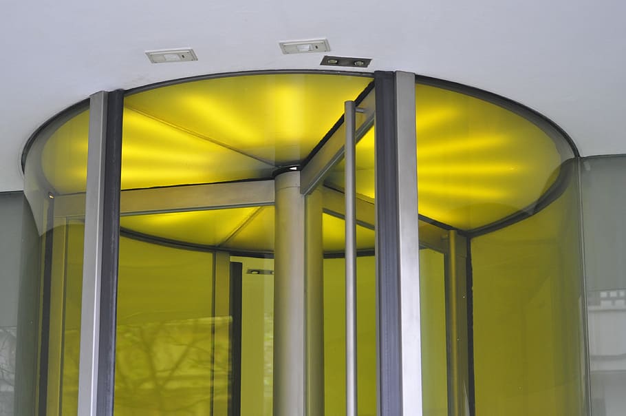 Girando, Porta, Arquitetura, Moderna, porta rotativa, amarelo, luz, aço, faixa de entrada, vidro