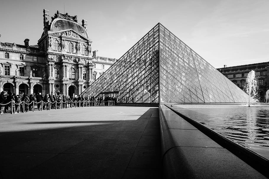 foto en escala de grises, museo del louvre, parís, triángulo, museo, pintura, lumbrera, pirámide, pirámide de cristal, edificio